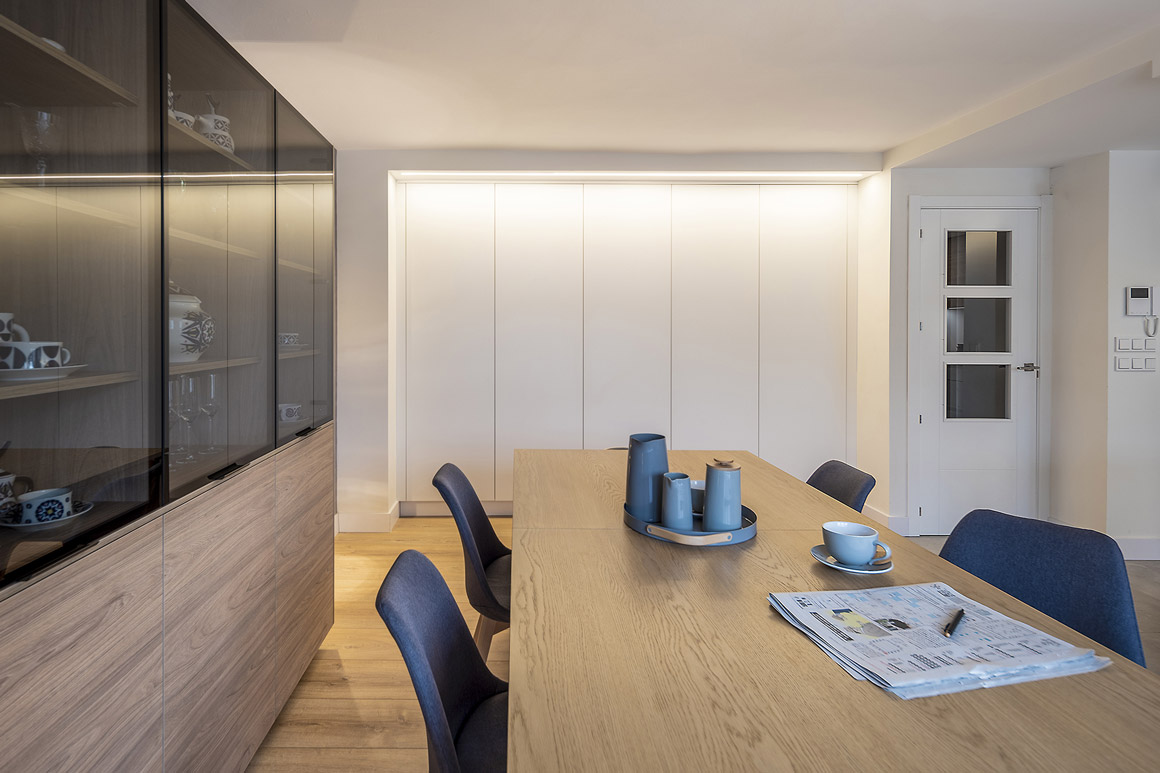 Cocina abierta y luminosa integrada con espacio Office. Santos