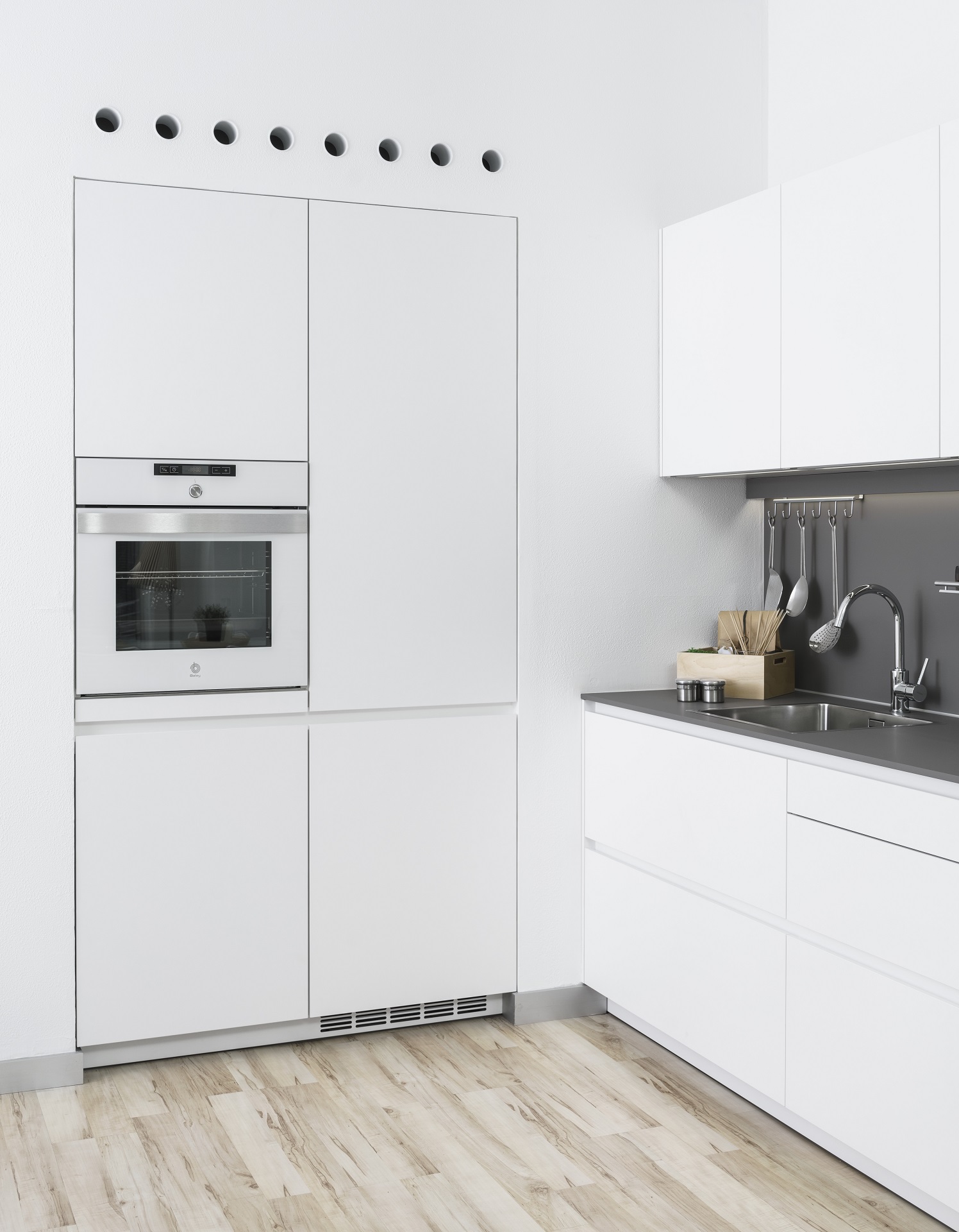 Cocina con muebles y electrodomésticos en color blanco