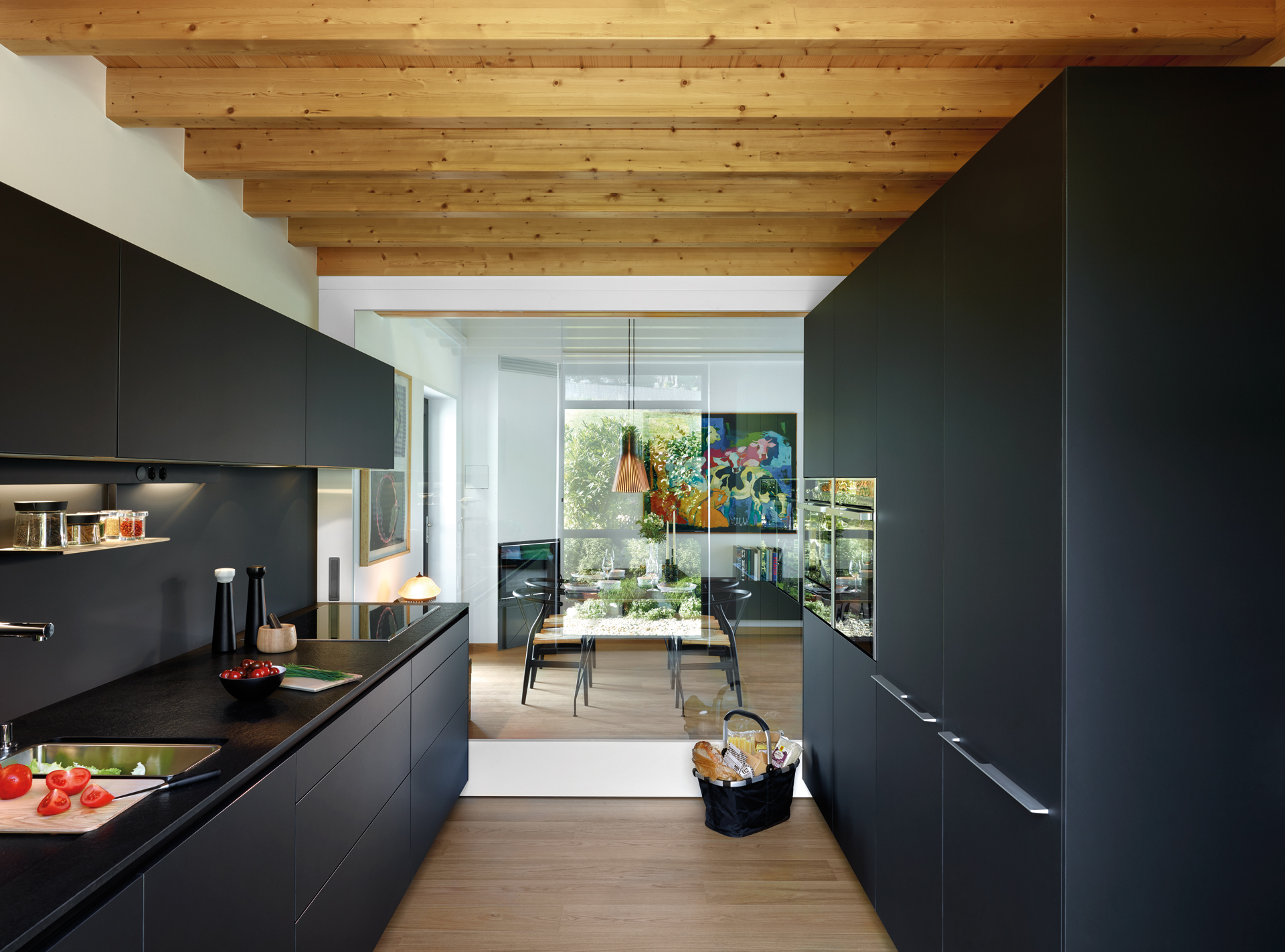 Combinación de colores en los pisos y las paredes de la cocina