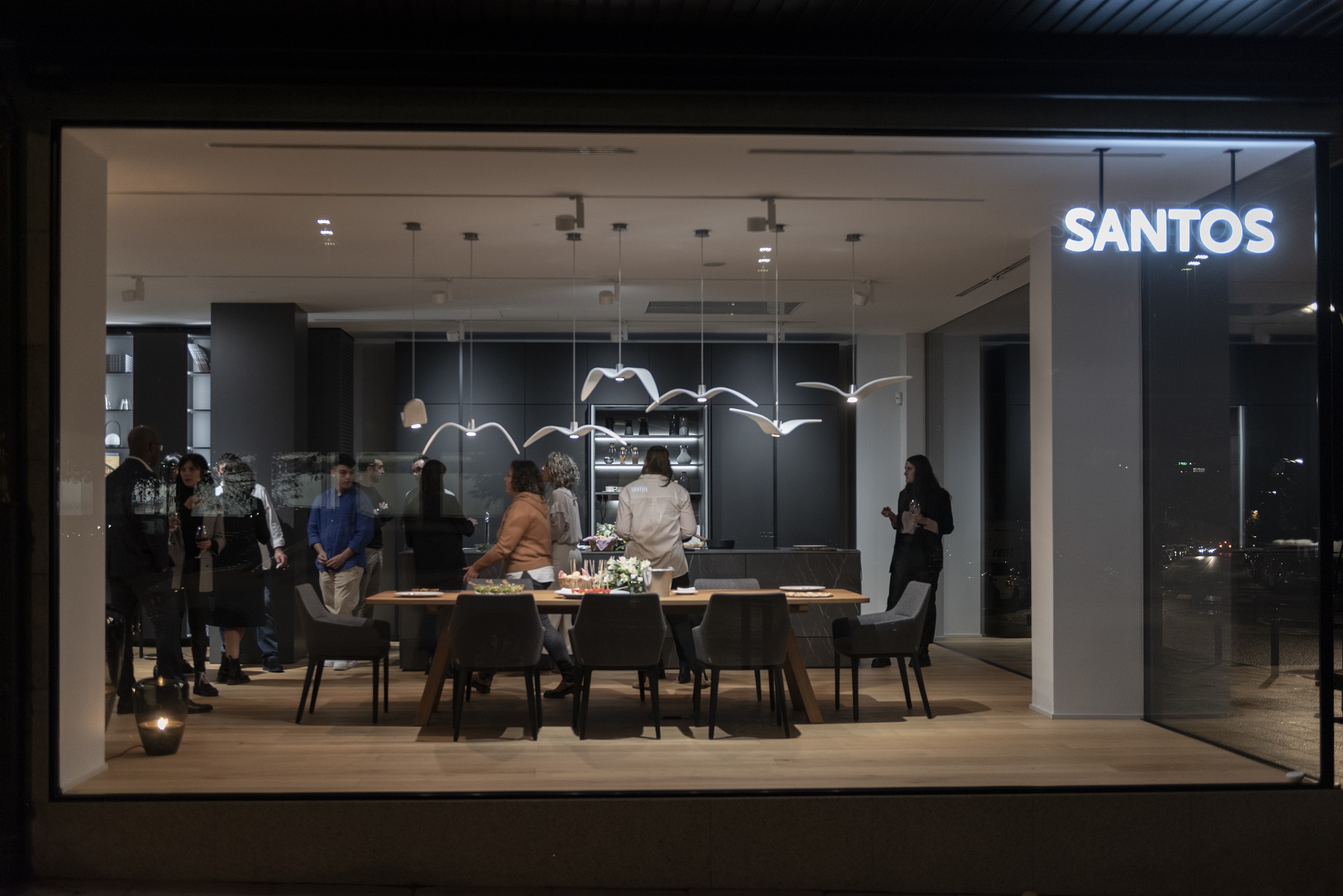 Presentación nuevas exposiciones showroom cocinas Santos Santiago Interiores