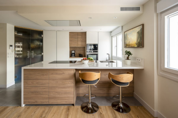 Cocinas blancas y madera Santiago Interiores