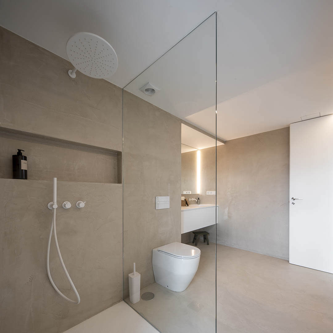 Baño minimalista. Diseño Santos Santiago Interiores