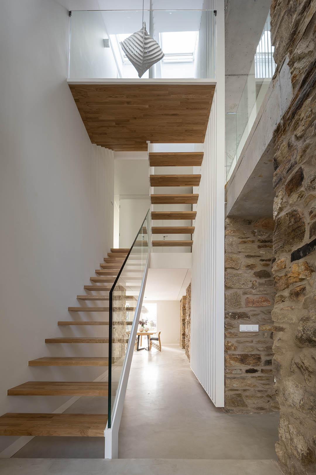 Reforma vivienda, arquitectura interior, escaleras. Diseño Santos Santiago Interiores
