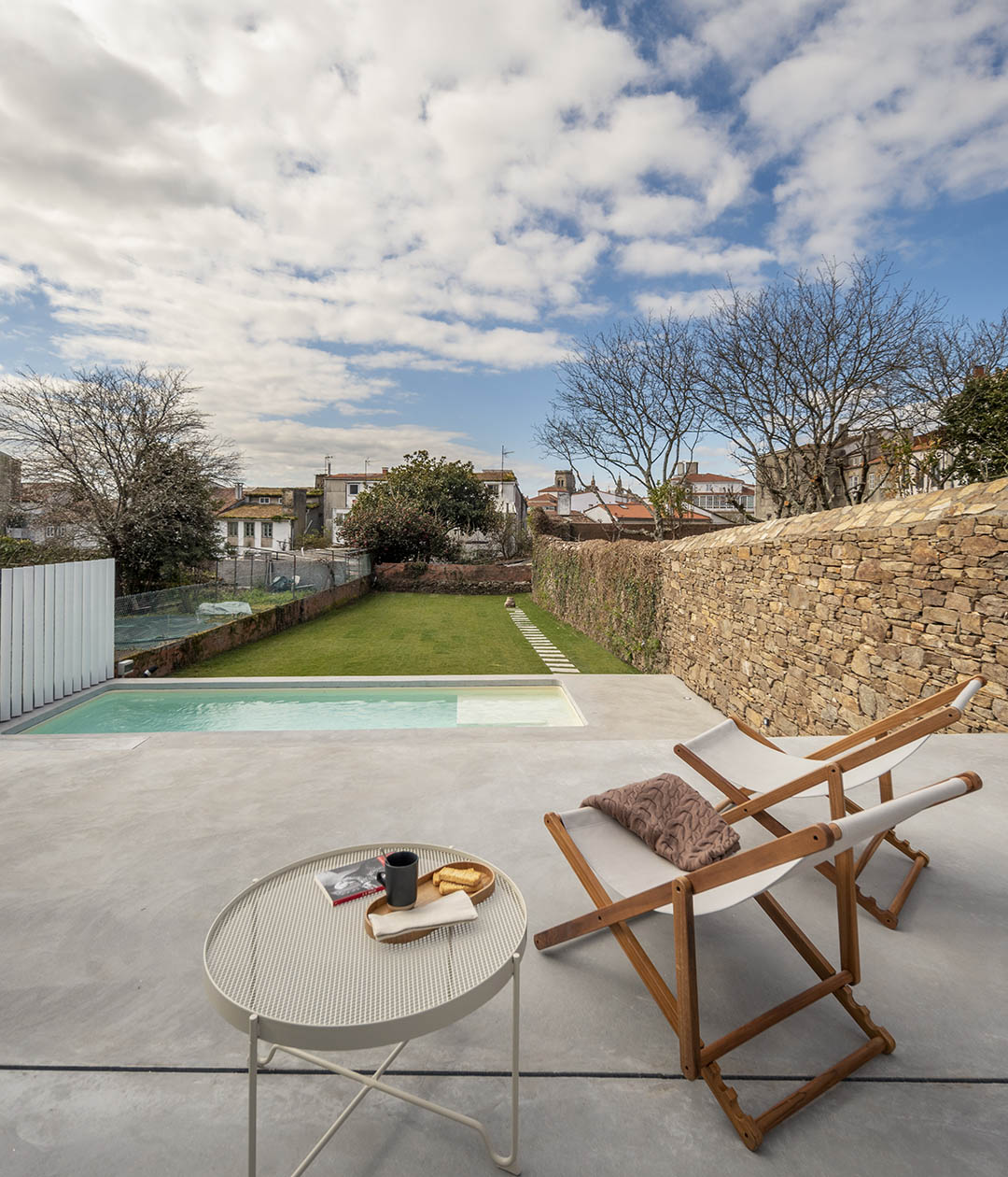 Terraza exterior, jardín, piscina. Diseño Santos Santiago Interiores