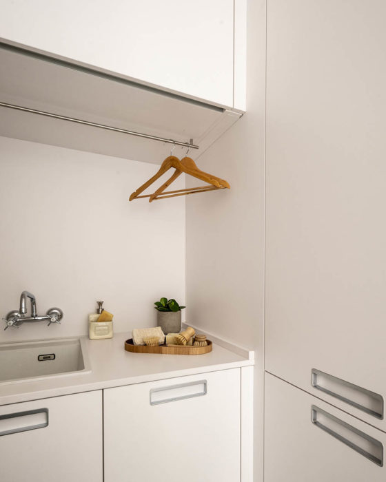 Lavandería blanca con muebles modernos y estilo minimalista