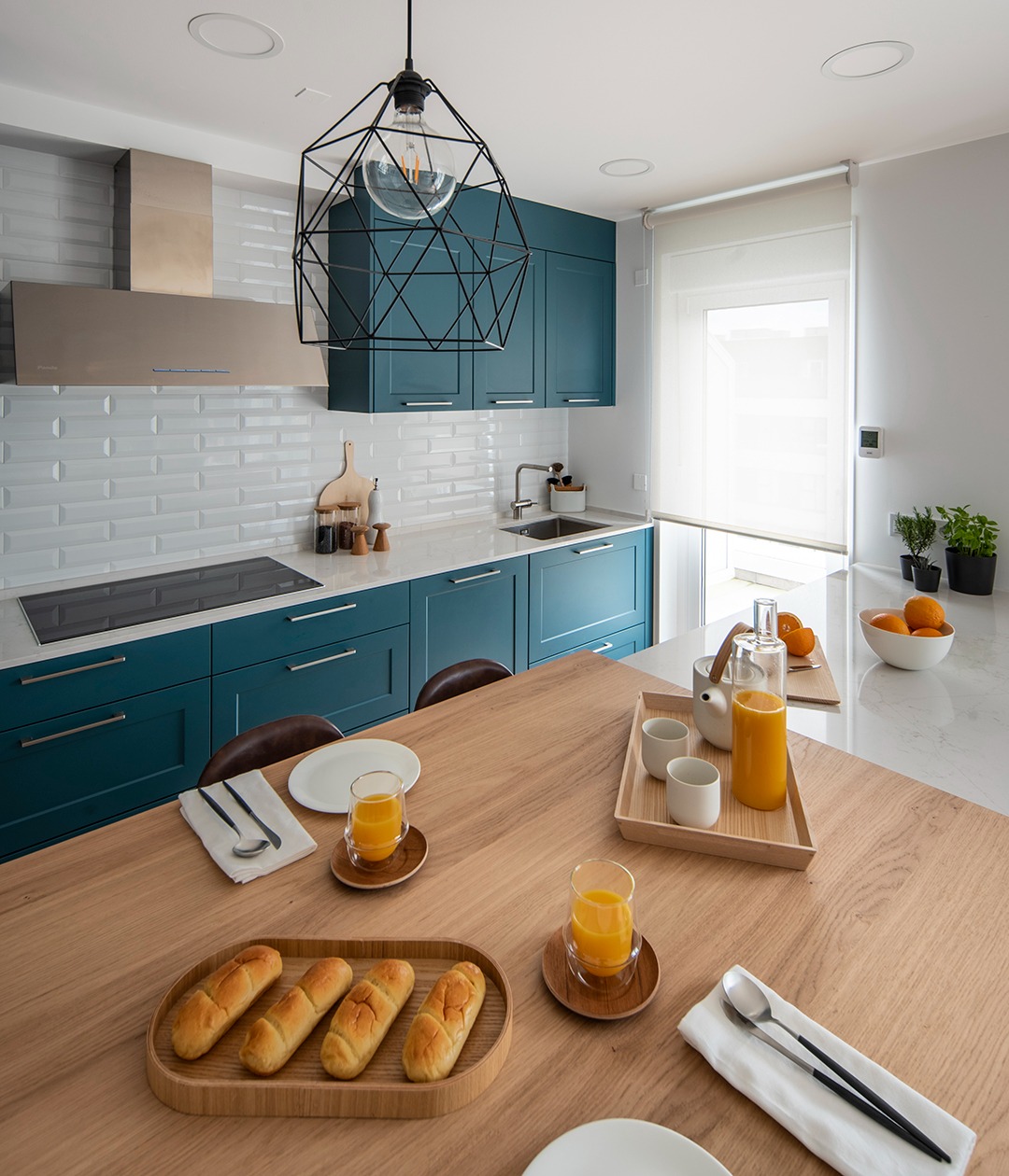 Cocina Azul Clásica con Barra. Diseño Santos Santiago Interiores