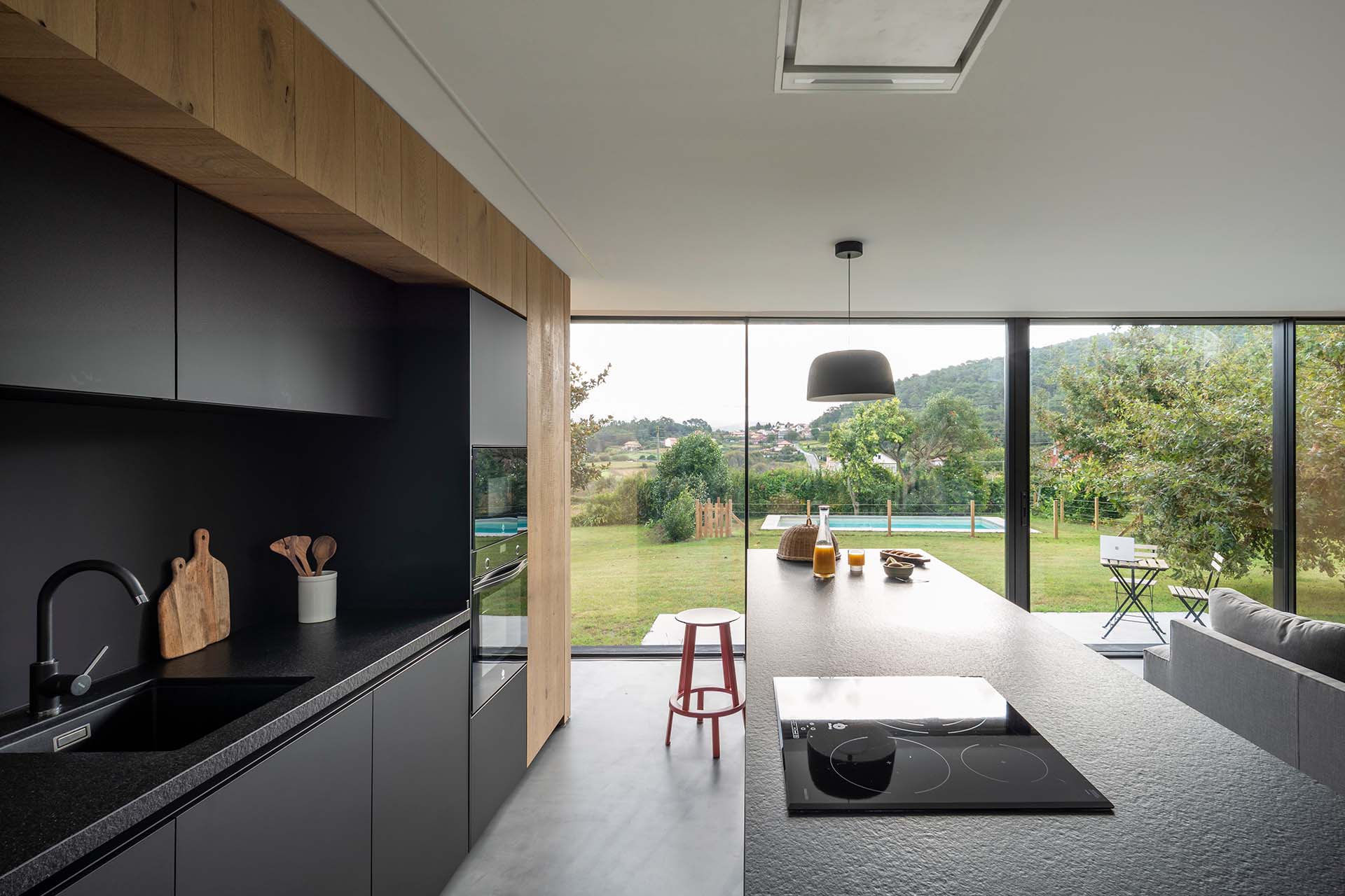 Cocina Negra con Isla Abierta - Diseño Santos - Diseño Santiago Interiores